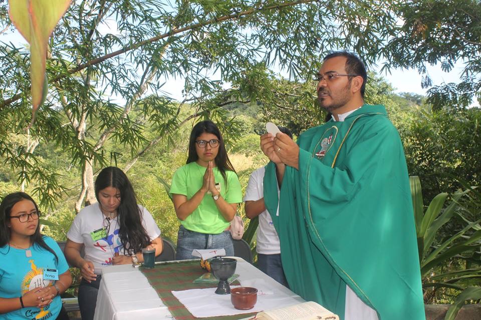 Carmelite Luis Jesus Paz celebrates with the young people on an spiritual weekend in preparation for the pilgrimage to World Youth Day in Panama.