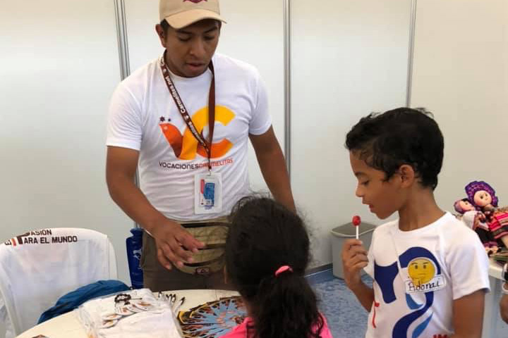 Centro Xiberta Pre-novice Jairo Hernandez speaks with two young Panamanians about the Carmelites.